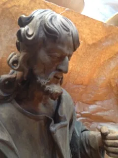 Oberkörper und Gesciht der Holzstatue
