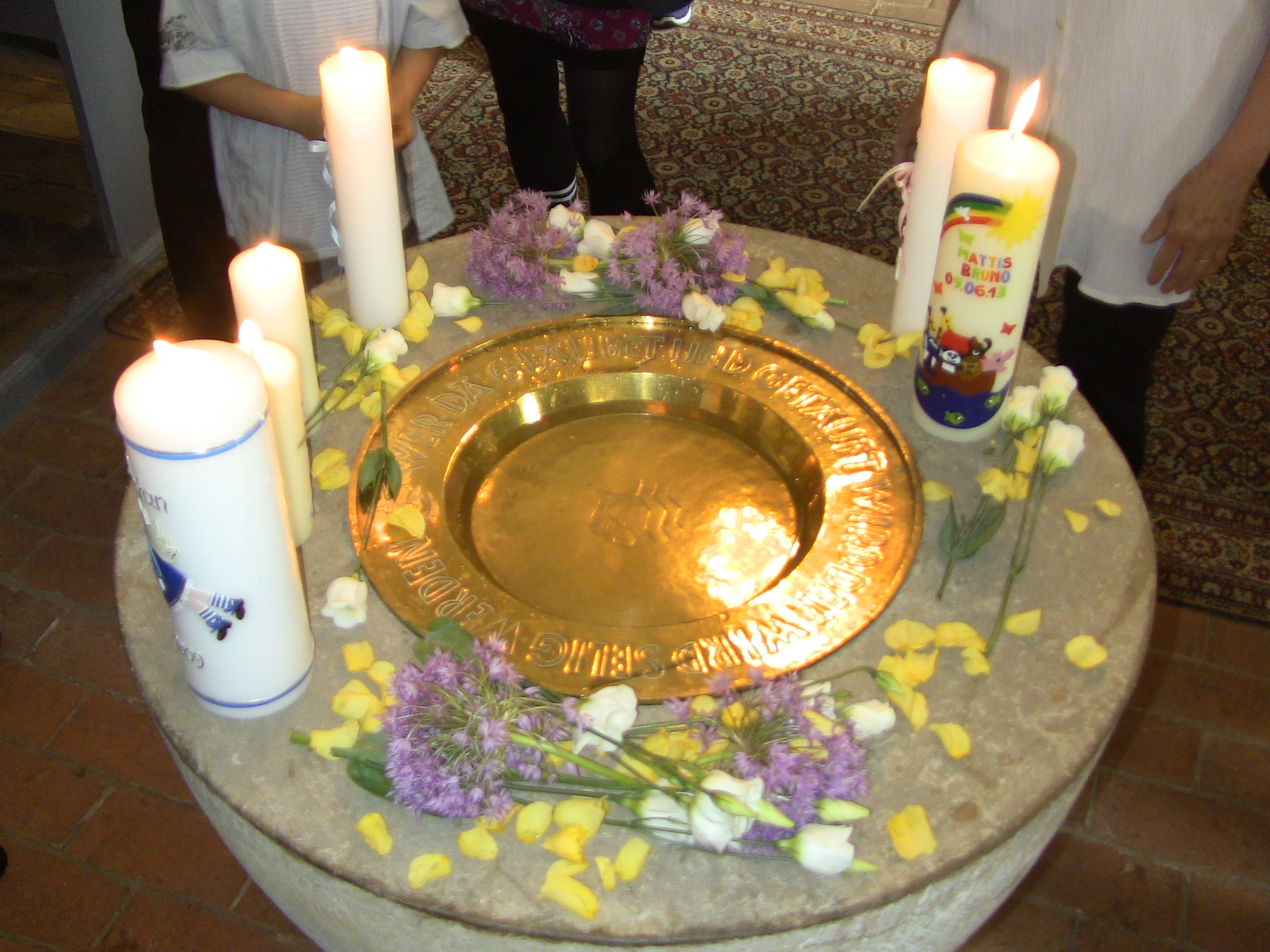 Taufstein in der Dorfkirche Mahlow, feierlich geschmückt.