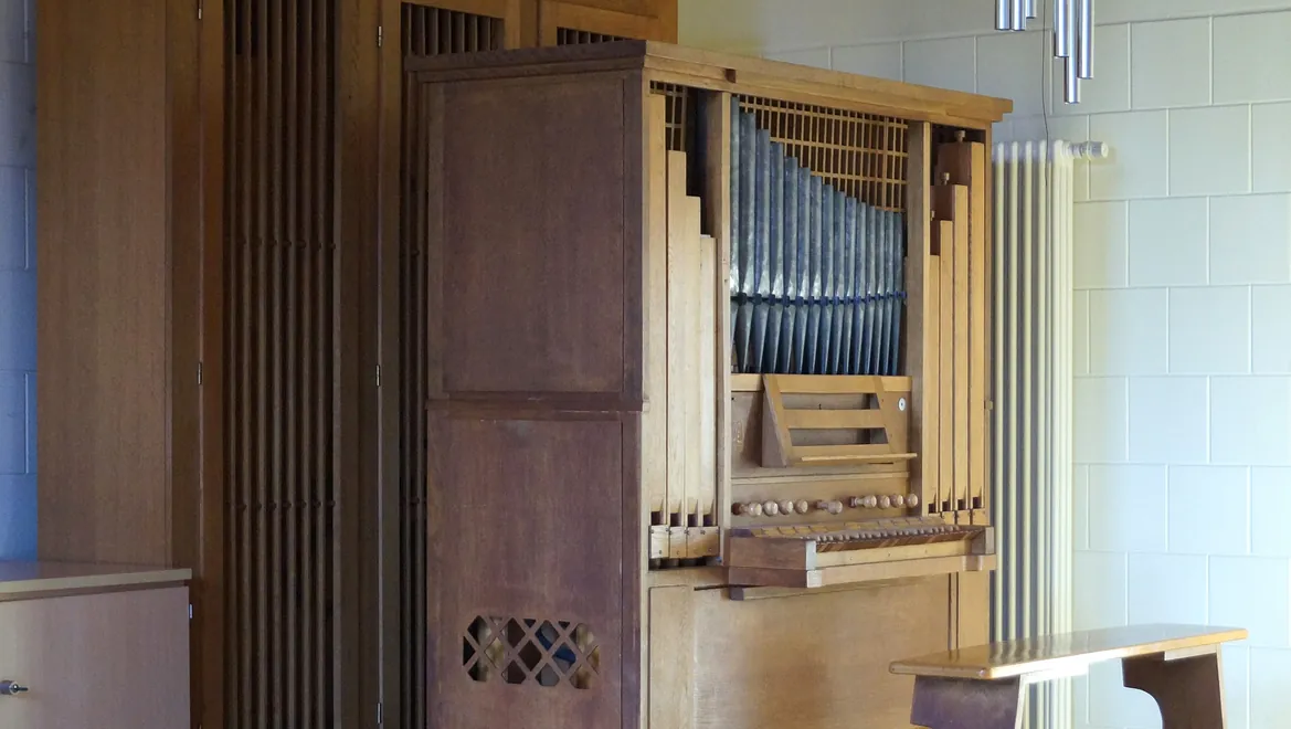 Die Orgel ist aus hellbraunem Holz gefertigt und ist schlicht, aber handwerklich hochwertig.