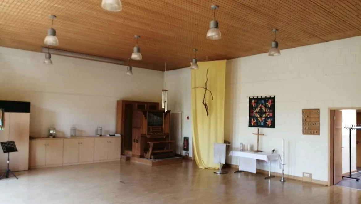 Der große Saal ist funktional, freundlich und hell. Er ist für Gottesdienste, Andachten oder Gemeindeveranstaltungen gedacht. 